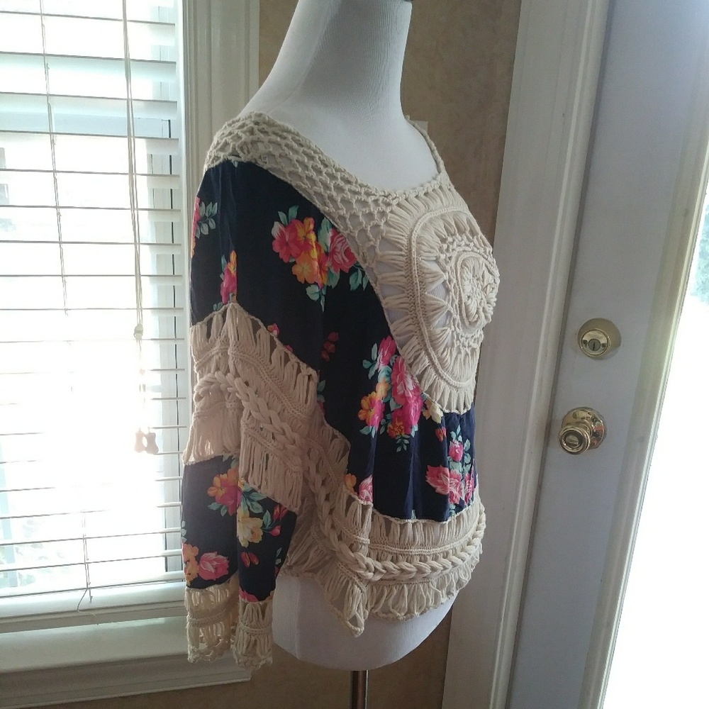 IT Girl Crochet Floral Top Size Small